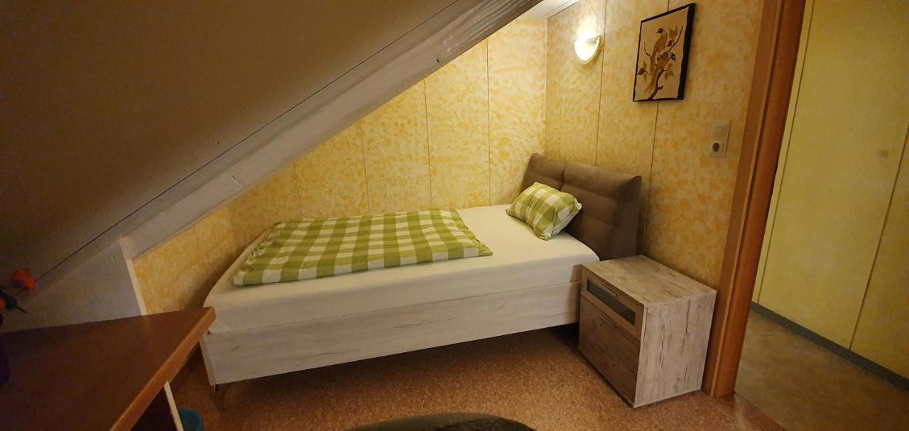 Sonnige ruhige Dachzimmer inkl WIFI plus Kaffee mit WG Dusche und neuer Küche Lörrach Exterior foto