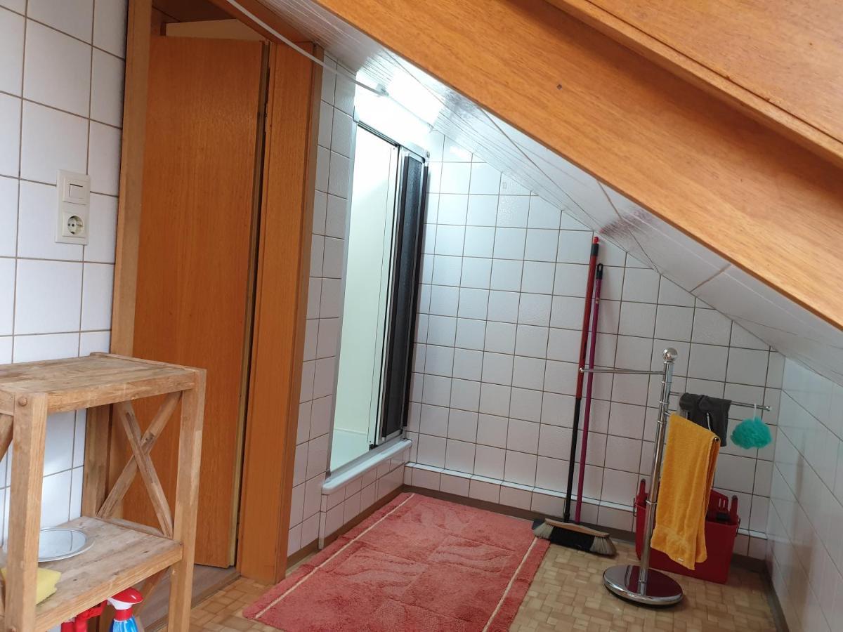 Sonnige ruhige Dachzimmer inkl WIFI plus Kaffee mit WG Dusche und neuer Küche Lörrach Exterior foto