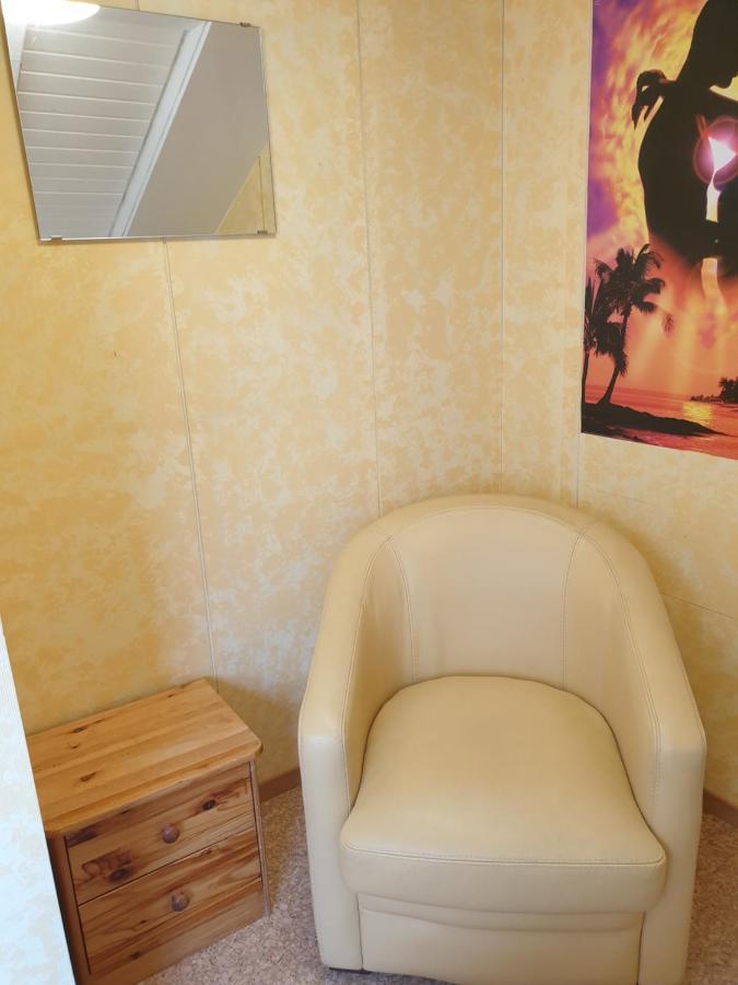 Sonnige ruhige Dachzimmer inkl WIFI plus Kaffee mit WG Dusche und neuer Küche Lörrach Exterior foto